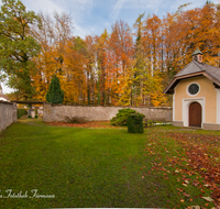 fileadmin/roha/images_galerie/kirche_religion/Anger/KKKM-ANG-FRIED-KAP-0001-D-roha-Pest-Kapelle-Anger-Wald-Friedhof-Herbst.png