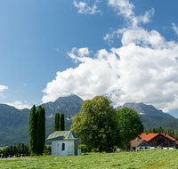 fileadmin/roha/images_galerie/orte_landschaft/Anger/Anger/Anger-Landschaft/LANDS-ANG-HOEGL-0002-D-roha-Landschaft-Anger-Hoegl-Hochstaufen-Zwiesel-Kapelle.png