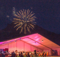 fileadmin/roha/images_galerie/musik/klassisch/MU-KL-PHIL-THUMS-0320-D-roha-Musik-klassisch-Philharmonie-Bad-Reichenhall-Thumsee-brennt-Feuerwerk.png