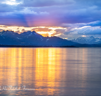 fileadmin/roha/images_galerie/orte_landschaft/Chiemsee/SON-UN-CHIEM-0078-D-M-roha-Sonne-Sonnenuntergang-Chiemsee-Chieming-Wasser-Wolkenstimmung.png