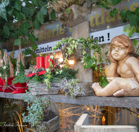 fileadmin/roha/images_galerie/orte_landschaft/Teisendorf/Teisendorf-Markt/TEI-MA-MARKT-0012-0-06-D-roha-Teisendorf-Marktstrasse-Andreasmarkt-Weihnachten.png