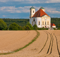 fileadmin/roha/images_galerie/orte_landschaft/Burghausen/BURGH-MARIENB-0012-D-roha-Burghausen-Marienberg-Kirche-Wallfahrt-Wolken-Himmel-Getreide-Weizen-Feld.png