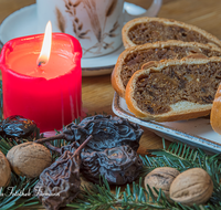 fileadmin/roha/images_galerie/kulinarisch/GAS-WEIH-KLETZ-0001-01-D-roha-Kletzenbrot-Weihnachten-Brauchtum-Trockenfrucht-Kletzen-Zwetschgen-Kaffee-Tasse-Kerze.png