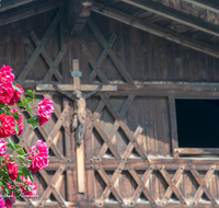 fileadmin/roha/images_galerie/kirche_religion/Teisendorf/Freidling-Berg-Stoisseralm/KKKM-TEIS-BERG-NIED-0001-D-roha-Wegkeuz-Teisendorf-Niederreit-Kletterrose-Kreuzbund-Stadel.png