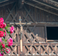 fileadmin/roha/images_galerie/kirche_religion/Teisendorf/Freidling-Berg-Stoisseralm/KKKM-TEIS-BERG-NIED-0001-D-roha-Wegkeuz-Teisendorf-Niederreit-Kletterrose-Kreuzbund-Stadel.png