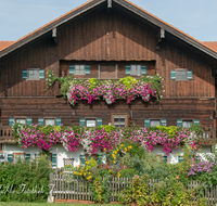 fileadmin/roha/images_galerie/Baum-natur-garten/Haus-Blumenschmuck-Deko/LANDA-BLUMENSCHM-OBERR-0001-02-D-roha-Landart-Bauernhaus-Balkon-Blumenschmuck-Oberreit.png