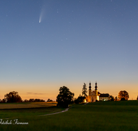 fileadmin/roha/images_galerie/orte_landschaft/Oberndorf_-_Oesterreich/LANDS-HIM-NA-KOM-0001-D-roha-Landschaft-Himmel-Nacht-Komet-Neowise-Maria-Buehel.png