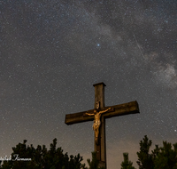 fileadmin/roha/images_galerie/kirche_religion/Berchtesgaden/LANDS-HIM-NA-STE-RO-2317-D-roha-Landschaft-Himmel-Nacht-Sterne-Kreuz-Rossfeld.png