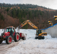 fileadmin/roha/images_galerie/orte_landschaft/Ruhpolding/RUH-BIATH-DEP-0001-10-D-roha-Ruhpolding-Chiemgau-Arena-Biathlon-Schneedepot-Lastwagen-Bagger.png