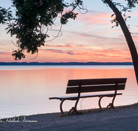 fileadmin/roha/images_galerie/stimmung-Sonne/Sonnenuntergang/SON-UN-CHIEM-0070-D-roha-Sonne-Sonnenuntergang-Chiemsee-Chieming-Wasser-Bank.png