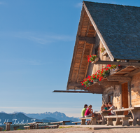 fileadmin/roha/images_galerie/orte_landschaft/Stoisser-Alm/TEI-STO-0025-1-D-roha-Teisendorf-Anger-Stoisseralm-Berge-Panorama.png