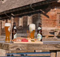 fileadmin/roha/images_galerie/kulinarisch/TEI-STO-GAS-0003-D-roha-Teisendorf-Stoisseralm-Brotzeit-Weissbier.png