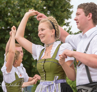 fileadmin/roha/images_galerie/brauchtum/Tracht/Trachtenverein_Anger/AN-DORFF-0001-1351-01-D-M-roha-Anger-Dorffest-Tracht-Tanz-Dirndl-Bua-Zwoasteirer.png