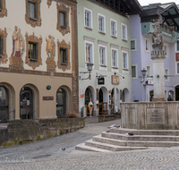 fileadmin/roha/images_galerie/orte_landschaft/Berchtesgaden/Markt-Berchtesgaden/BGD-MARKT-0019-D-roha-Berchtesgaden-Marktplatz-Hirschenfassade-Brunnen.png