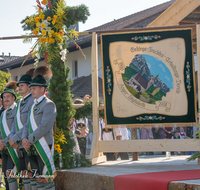 fileadmin/roha/images_galerie/orte_landschaft/Anger/Anger-Trachten-Musik-Fest/BR-FEST-ANG-MUS-TRACH-2018-08-19-1004-01-D-roha-Brauchtum-Fest-Anger-Trachtenverein-Musikkapelle-Fahne.png