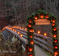 fileadmin/roha/images_galerie/brauchtum/Weihnachten-Laternenzauber-Anger/BR-WEIH-HOE-LA-0014-D-roha-Brauchtum-Weihnachten-Hoeglwoerth-Anger-Laternenzauber-Steg.png