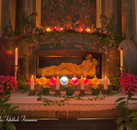 fileadmin/roha/images_galerie/brauchtum/Ostern/Herrengraeber/KKKM-TEIS-KIR-0079-D-roha-Kirche-Teisendorf-Herrengrab-Seitenaltar.png