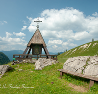 fileadmin/roha/images_galerie/orte_landschaft/Lofer-Kirchental-Wildenthal-Unken/KKKM-UNK-HOCHA-0012-D-roha-Wegkreuz-Unken-Hochalm-Heutal-Heiliger-Rupertus.png