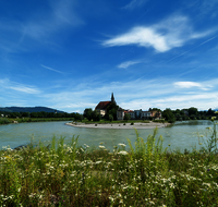 fileadmin/roha/images_galerie/Hintergrund-Download/2048x1152/LAUF-SALZACH-0041-D-roha-Laufen-Salzach-Schleife-Stiftskirche-Blumenwiese.png