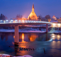 fileadmin/roha/Interessantes-in-Kurzform/ab-5-2022/LAUF-STEG-0003-D-roha-Laufen-Salzach-Europa-Steg-Wasser-Oberndorf-Winter-Nacht.png