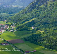 fileadmin/roha/images_galerie/orte_landschaft/Piding/PID-FLUG-0004-D-roha-Piding-Flugaufnahme-Schloss-Staufeneck-Fruehling.png