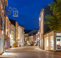 fileadmin/roha/images_galerie/orte_landschaft/Teisendorf/Teisendorf-Markt/TEI-MA-NA-0070-2054-D-roha-Teisendorf-Marktstrasse-Nacht.png