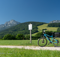 fileadmin/roha/images_galerie/Freizeit-Sport/E-Bike/AN-LANDS-JUCHZ-0006-D-roha-Anger-Landschaft-Juchzen-Hochstaufen-E-Bike.png