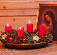 fileadmin/roha/Interessantes-in-Kurzform/BR-WEIH-ADV-0013-D-roha-Brauchtum-Weihnachten-Advent-Frauentragen-Ikone-Marienbildnis-Adventskranz-Kerzen.png