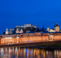 fileadmin/roha/images_galerie/orte_landschaft/Salzburg/Nacht-Salzburg/SA-ALTST-NACHT-MAK-0004-1652-01-D-roha-Salzburg-Altstadt-Festung-Makartsteg-Nacht-Weihnachten-Salzach.png