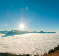 fileadmin/roha/images_galerie/orte_landschaft/Salzburg/Gaisberg-Flughafen-Wals/SA-GAISB-NEB-0016-P-D-roha-Salzburg-Gaisberg-Panorama-Sonnenuntergang-Nebel-Watzmann-Untersberg-Hochstaufen.png