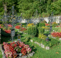 fileadmin/roha/images_galerie/orte_landschaft/Schleching/SCHLECH-RAITEN-0007-D-roha-Schleching-Raiten-Kirche-Friedhof-Grabkreuz-Schmiedeeisen.png