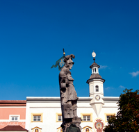 fileadmin/roha/images_galerie/orte_landschaft/Tittmoning/TITTM-0016-1-D-roha-Tittmoning-Stadtplatz-Floriani-Brunnen-Rathaus.png