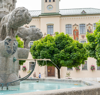 fileadmin/roha/images_galerie/orte_landschaft/Bad_Reichenhall/BAD-REI-FUSSG-0006-01-1-D-roha-Bad-Reichenhall-Wittelsbacher-Brunnen-Wasser-Rathausplatz.png