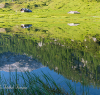 fileadmin/roha/images_galerie/orte_landschaft/Berchtesgaden/Nationalpark_Klausbachtal_Wimbachtal_-Klamm/BGD-NAT-FUNT-0011-D-roha-Berchtesgaden-Nationalpark-Funtensee-Almhuette-Spiegelung.png