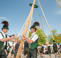 fileadmin/roha/images_galerie/brauchtum/Maibaum/Teisendorf/BR-MAIB-TEI-0036-1-D-roha-Brauchtum-Maibaum-Teisendorf-Marktplatz-Tracht-Bier.png