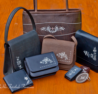 fileadmin/roha/images_galerie/brauchtum/Tracht/Details/BR-TRACH-DETAIL-TA-0001-D-roha-Brauchtum-Tracht-Hand-Tasche-Federkielstickerei.png