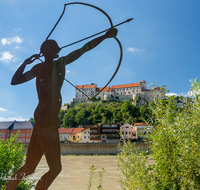 fileadmin/roha/images_galerie/orte_landschaft/Burghausen/BURGH-STADT-KU-0009-D-roha-Burghausen-Brunnen-Kunst-Sternzeichen-Schuetze.png