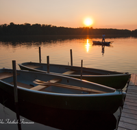 fileadmin/roha/images_galerie/Freizeit-Sport/FISCH-ABTSD-0003-D-roha-Fischer-Boot-Wasser-Sonnenuntergang-Laufen-Leobendorf-Abtsdorfer-See-Angel-Rute.png