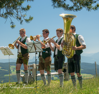 fileadmin/roha/images_galerie/musik/Blasmusik/Anger_-_Aufham/MU-BLA-FUER-IRLB-ANG-0002-D-roha-Musik-Blasmusik-Irlberg-Blaeser-Anger-Fuermann-Alm.png