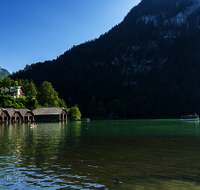 fileadmin/roha/images_galerie/orte_landschaft/Berchtesgaden/Koenigssee/BGD-KOE-SEELAEN-0001-10-D-roha-Berchtesgaden-Koenigssee-Seelaende-Bootshuette.png