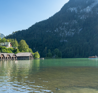 fileadmin/roha/images_galerie/orte_landschaft/Berchtesgaden/Koenigssee/BGD-KOE-SEELAEN-0001-10-D-roha-Berchtesgaden-Koenigssee-Seelaende-Bootshuette.png