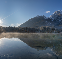 fileadmin/roha/images_galerie/orte_landschaft/Berchtesgaden/Ramsau/BGD-RA-HI-WI-0022-0703-D-roha-Berchtesgaden-Ramsau-Hintersee-Winter-Blaueis-Hochkalter-Sonnenaufgang.png