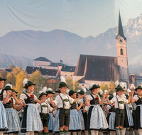 fileadmin/roha/images_galerie/orte_landschaft/Teisendorf/Gaufest-GauverbandI-Freitag14.-Sonntag23.Juli2023/BR-GAUFEST-TEIS-2023-2-2007-01-D-roha-Tracht-Gaufest-Teisendorf.png