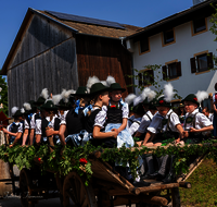 fileadmin/roha/images_galerie/brauchtum/Leonhardiritt/Holzhausen_01/Holzhausen-Ritt-2023/BR-PFRI-HOLZ-2023-1020-24-D-roha-Brauchtum-Leonhardiritt-Holzhausen-Teisendorf.png