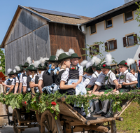 fileadmin/roha/images_galerie/brauchtum/Leonhardiritt/Holzhausen_01/Holzhausen-Ritt-2023/BR-PFRI-HOLZ-2023-1020-24-D-roha-Brauchtum-Leonhardiritt-Holzhausen-Teisendorf.png