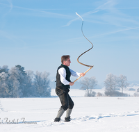 fileadmin/roha/images_galerie/brauchtum/Schnalzen/Schnalzen-Haarmoos/BR-SCHNA-HAARM-EICH-1135-08-D-roha-Brauchtum-Aper-Schnalzen-Haarmoos-Eichet-Schnee-Winter.png