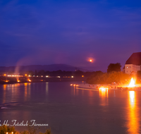 fileadmin/roha/images_galerie/brauchtum/Sonnwendfeuer/BR-SONNW-LAUF-0008-01-01-D-roha-Sonnwend-Feuer-Sunnawendhansl-Laufen-Salzachschleife-Mond-Stiftskirche.png