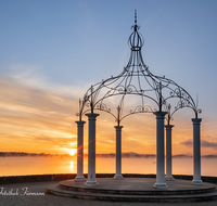 fileadmin/roha/images_galerie/orte_landschaft/Waging/SON-AU-WAGI-0031-0657-01-D-roha-Sonnenaufgang-Waginger-See-Wasser-Pavillon-Fischer.png