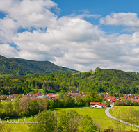 fileadmin/roha/images_galerie/orte_landschaft/Teisendorf/Oberteisendorf/TEI-OB-PAN-0003-8-D-roha-Oberteisendorf-Panorama-Dorf-Teisenberg.png