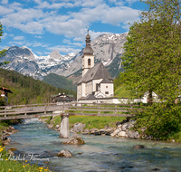 fileadmin/roha/images_galerie/orte_landschaft/Berchtesgaden/Ramsau/BGD-RA-0019-D-roha-Berchtesgaden-Ramsau-Kirche-Zwiebel-Turm-Reiter-Alpe-Ramsauer-Ache-Wasser-Steg.png